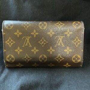 ✨LV Louis Vuitton monogram wallet needs snap repair and has peeling in 1pocket!